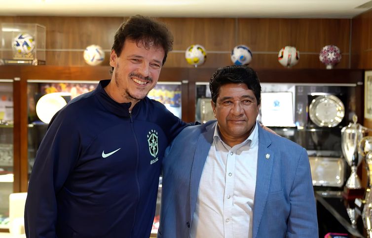 O novo técnico da Seleção Brasilecbfira de Futebol masculino, Fernando Diniz, ao lado de Ednaldo Rodrigues, presidente da CBF. Foto: Frame de vídeo/CBF
