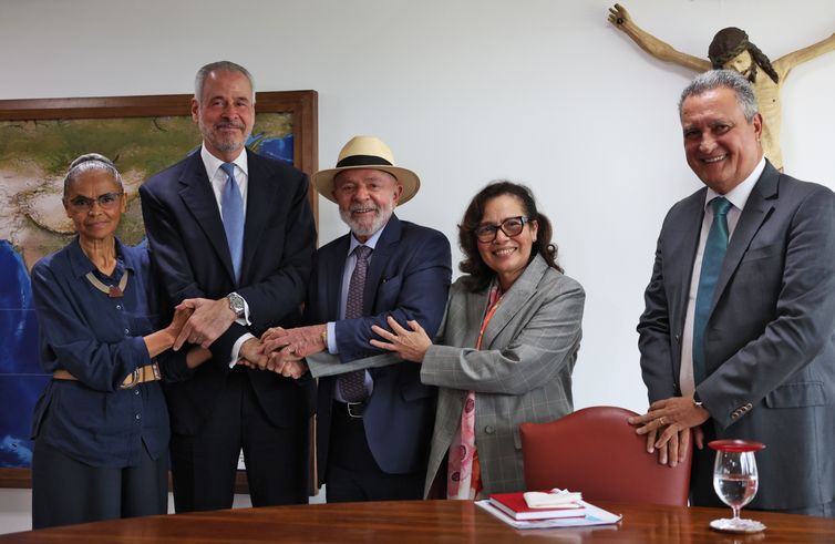 Brasília (DF), 21/01/2025 - O presidente da República Luiz Inácio Lula da Silva juntamente com a ministra do meio ambiente Marina Silva e o ministro da Casa Civil Rui Costa, durante reunião para tratar sobre questões ambientais e definir o presidente da COP30, André Corrêa do Lago. Foto: José Cruz/Agência Brasil