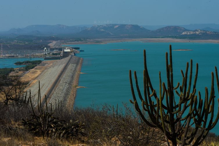 Sobradinho - A Usina Hidrelétrica de Sobradinho tem capacidade total de 1050 megawatts, mas com a falta de água só tem sido possível gerar cerca de 160 megawatts (Marcello Casal Jr/Agência Brasil)