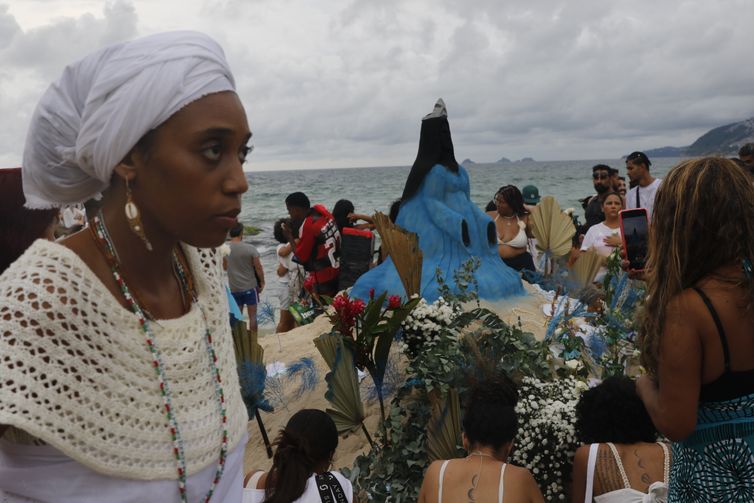 Rio de Janeiro (RJ) 02/02/2024 – Celebração ao Dia de Iemanjá, na praia do Arpoador. Foto: Fernando Frazão/Agência Brasil