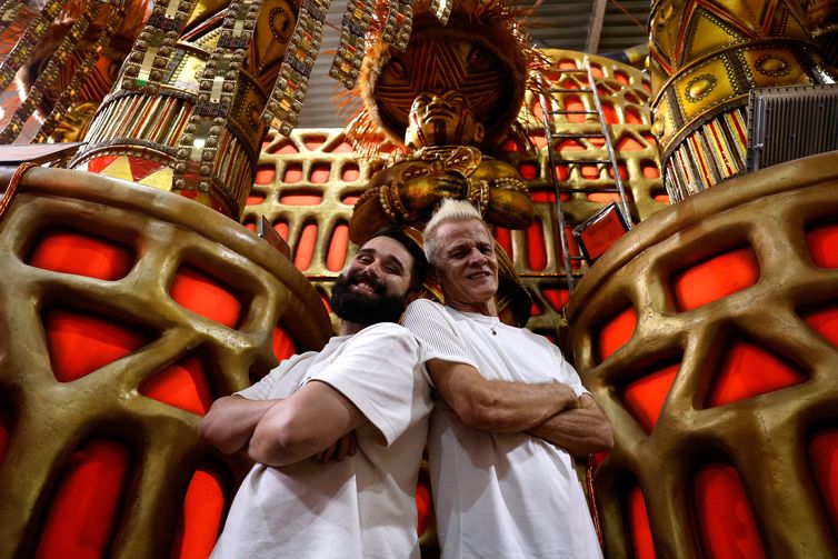 Rio de Janeiro (RJ), 31/01/2025 - Lucas Milato e Alexandre Louzada, carnavalescos da Unidos de Padre Miguel, no barracão da escola, na Cidade do Samba, zona portuária. Foto: Tânia Rêgo/Agência Brasil