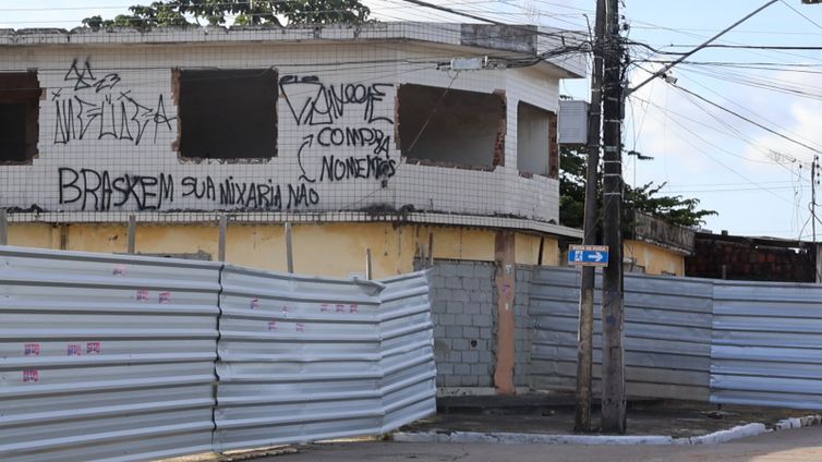 Brasília (DF) 25/02/2025 - Caso Braskem: impacto social abala também áreas vizinhas, revela filme.
Mineradora garante que obras de revitalização serão concluídas
Frame Ainda há moradores aqui/Divulgação