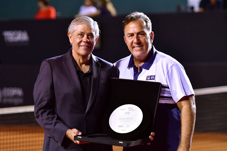 Tenista brasileiro Cássio Motta é homenageado durante o Rio Open 2025 - do lado direito está Ricardo Acioly, diretor de Relações do Rio Open