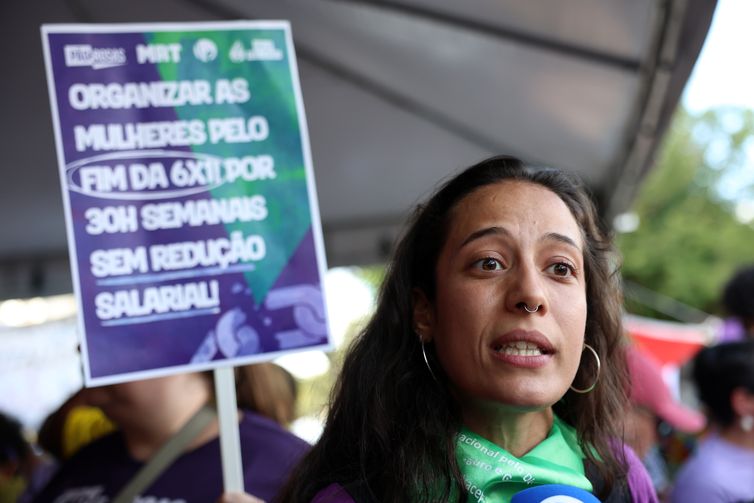 Brasília (DF), 08/03/2025 - Luiza Eineck participa da Marcha no 8 de março, Dia Internacional da Mulher. Foto: José Cruz/Agência Brasil