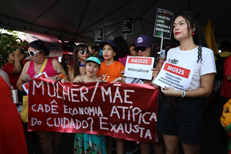 Brasília (DF), 08/03/2025 - Pessoas participam da Marcha no 8 de março, Dia Internacional da Mulher. Foto: José Cruz/Agência Brasil