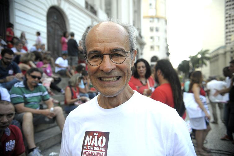 Rio de Janeiro - O ator Osmar Prado participa de manifestação contra a possibilidade de impeachment da presidente Dilma rousseff, no centro do Rio (Tomaz Silva/Agência Brasil)