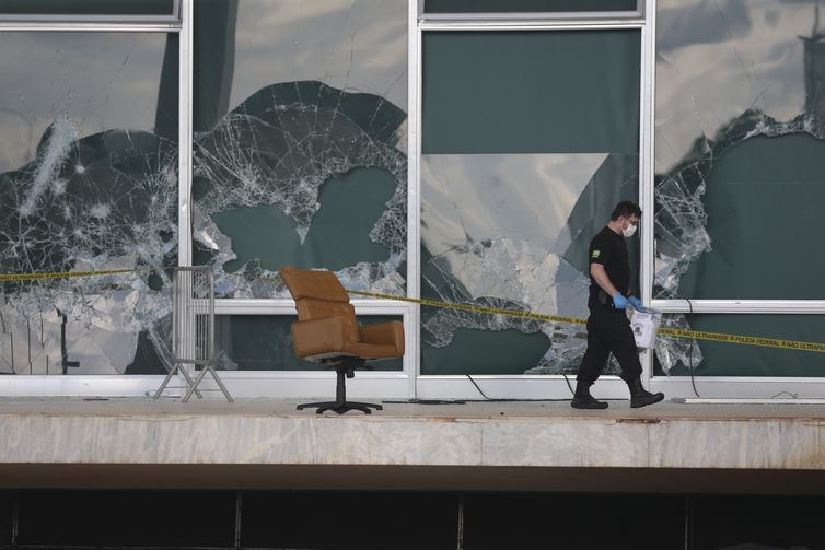 Palácio do Supremo Tribunal Federal e destruído, após atos terroristas no ultimo domingo