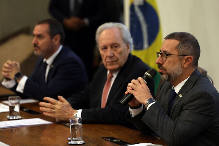 Brasília (DF), 23/04/2025 - O Diretor Geral da Polícia Federal, Andrei Rodrigues, o ministro da Justiça, Ricardo Lewandowski, e o ministro da Controladoria-Geral da União, Vinicius Marques de Carvalho, durante entrevista coletiva a respeito da Operação Sem Desconto. Foto: Antonio Cruz/Agência Brasil