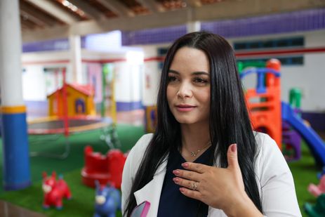 Brasília (DF) 15/04/2025 A Secretaria de Saúde do DF promove um dia de vacinação infantil  na Creche Sempre Viva, na cidade satélite de Ceilândia, DF. A diretora da creche, Josy Gabriela Cordeiro, fala com a Agência Brasil  Foto: Fabio Rodrigues-Pozzebom/ Agência Brasil