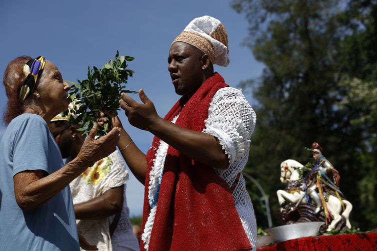 Rio de Janeiro (RJ), 23/04/2025 – O babalorixá Luiz Alberto de Oxóssi, do candomblé, oferta bençãos a devotos durante as celebrações ao Dia de São Jorge, no centro da cidade. Foto: Fernando Frazão/Agência Brasil