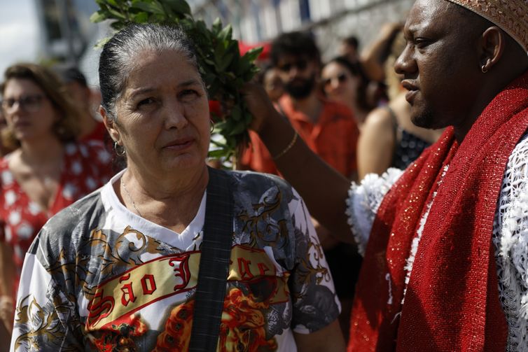 Rio de Janeiro (RJ), 23/04/2025 – Maria Rosa recebe benção do babalorixá Luiz Alberto de Oxóssi, do candomblé, durante as celebrações ao Dia de São Jorge, no centro da cidade. Foto: Fernando Frazão/Agência Brasil