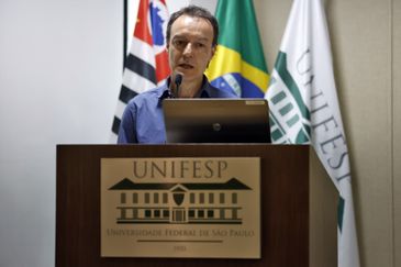 São Paulo (SP), 16/04/2025 - Vice-coordenador CAAF Edson Teles durante coletiva de imprensa na UNIFESP que apresenta a identificação de duas ossadas de desaparecidos políticos (Denis Casemiro e Grenaldo de Jesus Silva). Foto: Paulo Pinto/Agência Brasil