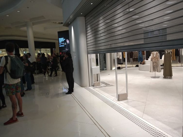 Letycia Bond/Agência Brasil Higienópolis (SP), 23/04/2025 - Alunos de escola particular de SP fazem protesto no Shopping Pátio Higienópolis contra abordagem racista de segurança do local. Foto: Letycia Bond/Agência Brasil