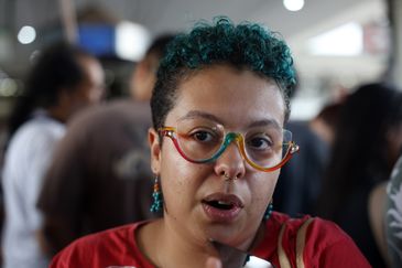 Brasília (DF), 01/05/2025 - Sara Lins participa de ato do Dia do Trabalhador, que pede o fim da escala 6x1 e melhores condições de trabalho e renda, realizado na Rodoviária do Plano Piloto. Foto: José Cruz/Agência Brasil