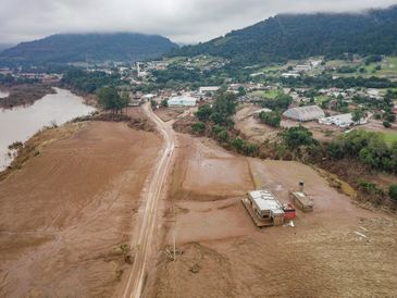 Rafa Neddermeyer/Agência Brasil colinas (RS), 19/05/2024 – CHUVAS RS- Destruição - O rio Taquari subiu 24 metros nos últimos dias causando destruição na pequena cidade de Colinas. Foto: Rafa Neddermeyer/Agência Brasil