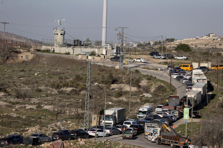 RAMALLAH, WEST BANK - JANUARY 21: People in vehicles wait in line after Israeli forces closed the Attara checkpoint halting vehicle traffic and causing a long line of vehicles in Ramallah, West Bank on January 21, 2025. Reuters/Issam Rimawi/Proibida reprodução