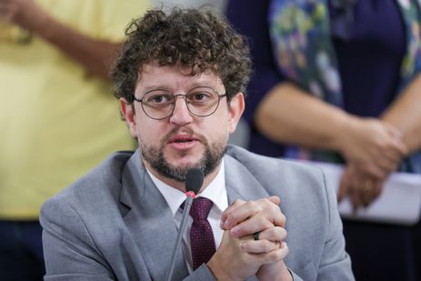 Brasília (DF) 22/05/2025 - A Comissão de Anistia, do Ministério dos Direitos Humanos e da Cidadania (MDHC), presidida por Ana Maria Lima de Oliveira, realiza sessão para análise, entre outros, do requerimento de anistia da ex-presidente da República Dilma Rousseff. Na foto, o conselheiro relator do processo da ex-presidente, Rodrigo Lentz.  Foto: Fabio Rodrigues-Pozzebom/ Agência Brasil