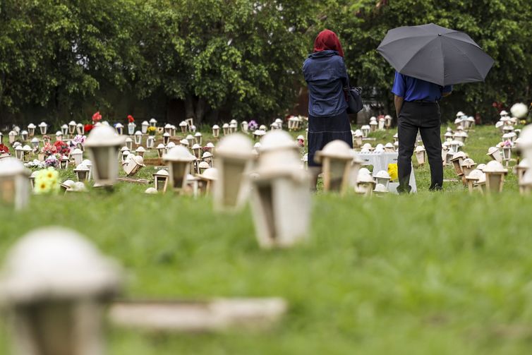 Brasília (DF), 02/11/2024 - Movimentação do Dia de Finados no cemitério Campo da Esperança. Foto: Marcelo Camargo/Agência Brasil