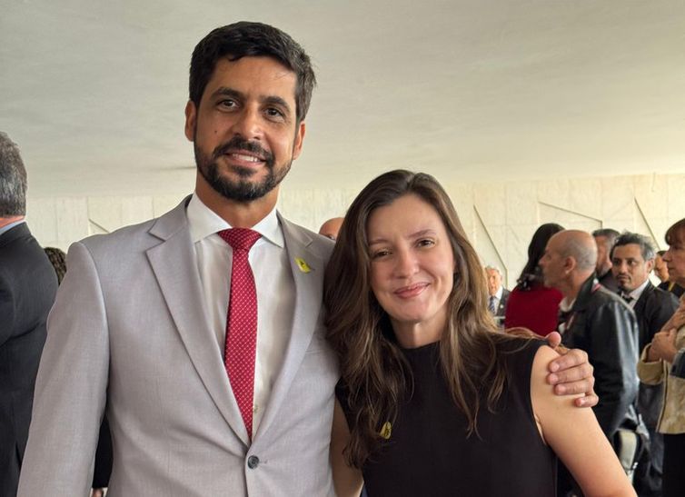 Brasília (DF) 27/05/2025 - O diretor-presidente da Empresa Brasil de Comunicação (EBC), Jean Lima, e a superintendente de Comunicação Digital, Nicole Briones, durante cerimônia de condecoração da Ordem do Rio Branco, concedida pelo governo brasileiro com o objetivo de reconhecer “serviços meritórios e virtudes cívicas”. Foto: MRE/Divulgação