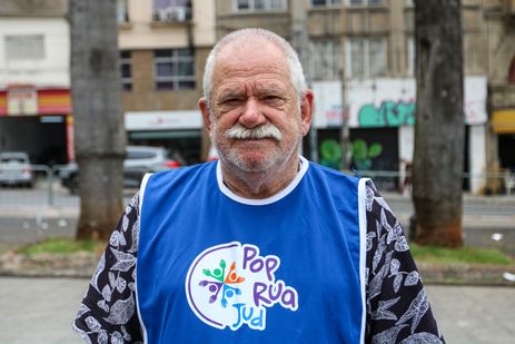 Cadu Pinotti/Agência Brasil São Paulo (SP), 13/05/2025 - O presidente do movimento estadual da população em situação de rua, César Correia de Mendonça, durante a 3ª Semana Nacional de Registro Civil - Registre-se!, em São Paulo. A iniciativa, liderada pelo Conselho Nacional de Justiça, tem como objetivo facilitar o acesso à cidadania para pessoas em situação de vulnerabilidade. As ações acontecem na Praça da Sé. A organização fornece alimentação para o público no local e a expectativa é que sejam distribuídas mais de 2000 marmitas.
Foto: Cadu Pinotti/Agência Brasil