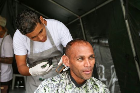 Cadu Pinotti/Agência Brasil São Paulo (SP), 13/05/2025 - André José dos Santos, durante a 3ª Semana Nacional de Registro Civil - Registre-se!, em São Paulo. A iniciativa, liderada pelo Conselho Nacional de Justiça, tem como objetivo facilitar o acesso à cidadania para pessoas em situação de vulnerabilidade. As ações acontecem na Praça da Sé. A organização fornece alimentação para o público no local e a expectativa é que sejam distribuídas mais de 2000 marmitas.
Foto: Cadu Pinotti/Agência Brasil