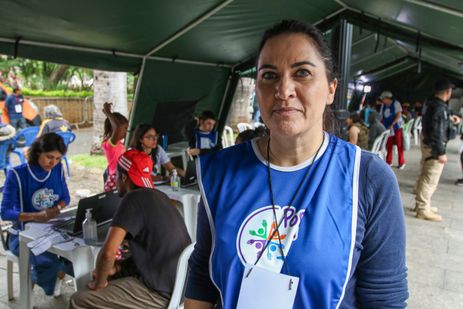 Cadu Pinotti/Agência Brasil São Paulo (SP), 13/05/2025 - Juíza federal, Raecler Baldresca, durante a 3ª Semana Nacional de Registro Civil - Registre-se!, em São Paulo. A iniciativa, liderada pelo Conselho Nacional de Justiça, tem como objetivo facilitar o acesso à cidadania para pessoas em situação de vulnerabilidade. As ações acontecem na Praça da Sé. A organização fornece alimentação para o público no local e a expectativa é que sejam distribuídas mais de 2000 marmitas.
Foto: Cadu Pinotti/Agência Brasil