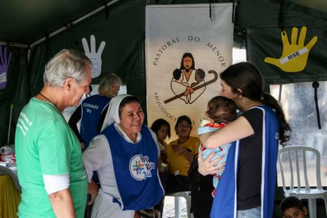 Cadu Pinotti/Agência Brasil São Paulo (SP), 13/05/2025 - 3ª Semana Nacional de Registro Civil - Registre-se!, em São Paulo. A iniciativa, liderada pelo Conselho Nacional de Justiça, tem como objetivo facilitar o acesso à cidadania para pessoas em situação de vulnerabilidade. As ações acontecem na Praça da Sé. A organização fornece alimentação para o público no local e a expectativa é que sejam distribuídas mais de 2000 marmitas.
Foto: Cadu Pinotti/Agência Brasil