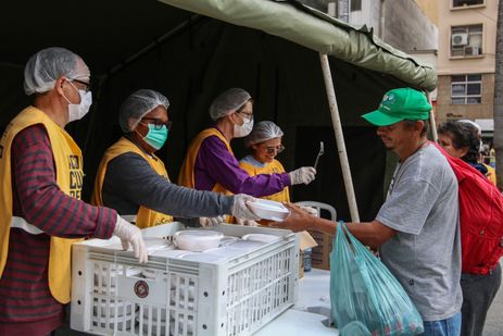 Cadu Pinotti/Agência Brasil São Paulo (SP), 13/05/2025 - 3ª Semana Nacional de Registro Civil - Registre-se!, em São Paulo. A iniciativa, liderada pelo Conselho Nacional de Justiça, tem como objetivo facilitar o acesso à cidadania para pessoas em situação de vulnerabilidade. As ações acontecem na Praça da Sé. A organização fornece alimentação para o público no local e a expectativa é que sejam distribuídas mais de 2000 marmitas.
Foto: Cadu Pinotti/Agência Brasil