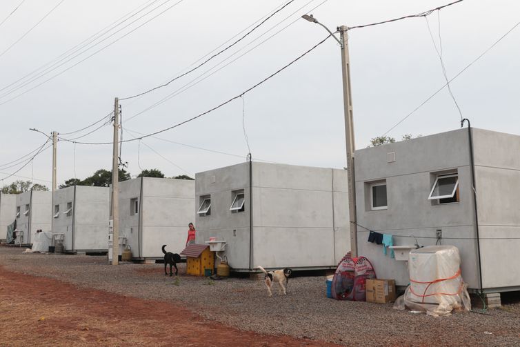 Cruzeiro do sul (RS), 27/04/2025 - 58 moradias temporárias na parte alta de um morro onde será construído o novo bairro passo estrela. O novo loteamento contará com 480 lotes, dos quais parte será destinada à construção de moradias através das Atas de Registro de Preço da Secretaria de Habitação e Regularização Fundiária (Sehab), e outra parte será disponibilizada para que os próprios beneficiários construam suas casas com recursos próprios. O investimento estimado é de R$ 120 milhões.
Foto: Joédson Alves/Agência Brasil