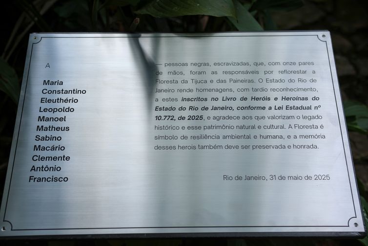 Tomaz Silva/Agência Brasil Rio de Janeiro (RJ), 31/05/2025 – Placa de sinalização com nomes de escravizados que participaram do reflorestamento da floresta da Tijuca no século XIX é colocada na entrada do Centro de Visitantes do Parque Nacional da Tijuca como parte das celebrações do Dia Mundial do Meio Ambiente. Foto: Tomaz Silva/Agência Brasil