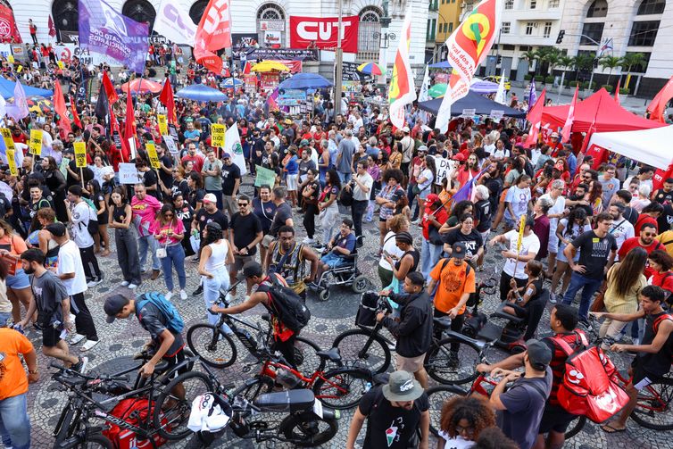 Rio de Janeiro (RJ), 01/05/2025 – Ato do Dia do Trabalhador pede o fim da escala 6x1 e melhores condições de trabalho e renda, na Cinelândia, no centro da capital fluminense. Foto: Tomaz Silva/Agência Brasil