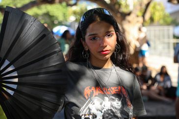 Rio de Janeiro (RJ), 03/05/2025 – Fã da Lady Gaga, Amanda Campos espera pelo show na calçada do Hotel Copacabana Palace, na zona sul do Rio de Janeiro. Foto: Tomaz Silva/Agência Brasil