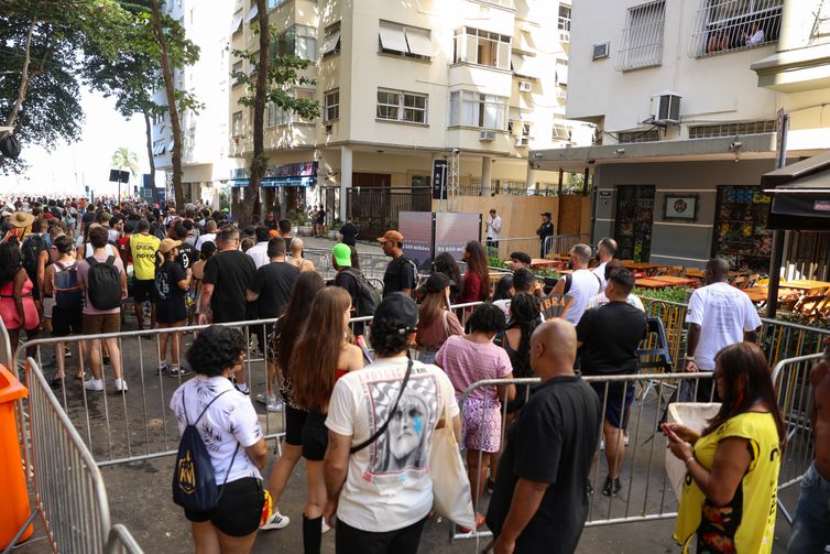 Rio de Janeiro (RJ), 03/05/2025 – Público enfrenta fila para acesso ao local do show da Lady Gaga na praia de Copacabana, na zona sul do Rio de Janeiro. Foto: Tomaz Silva/Agência Brasil
