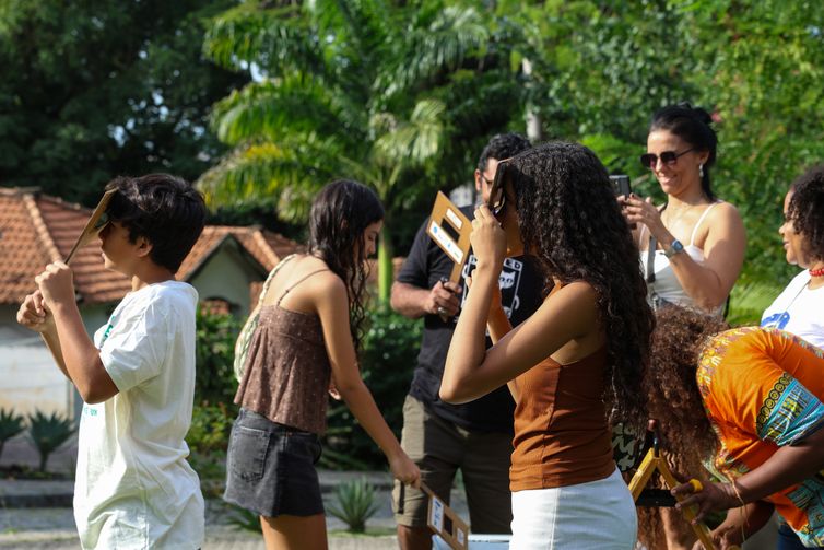 Tomaz Silva/Agência Brasil Rio de Janeiro (RJ), 10/05/2025 – O Museu de Astronomia e Ciências Afins (MAST), em São Cristóvão, realiza atividade de observação solar para o público conhecer as motivações e os desdobramentos da visita de Albert Einstein ao Brasil em maio de 1925. Foto: Tomaz Silva/Agência Brasil