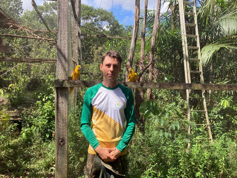 Fabíola Sinimbú/Agência Brasi Belém (PA) 19/02/2025 - Marcelo Rodrigues, biólogo de campo do projeto Ararajuba. Foto: Fabíola Sinimbú/Agência Brasil