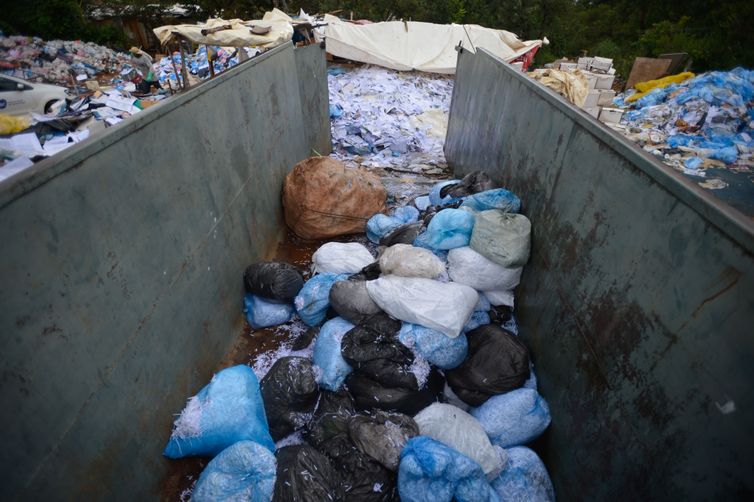 Catadores de lixo podem aproveitar resíduos de prédios públicos de Brasília