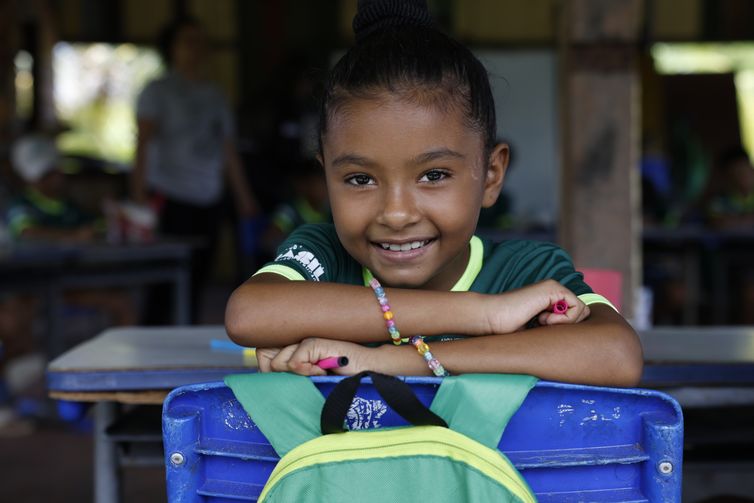 Bragança (PA), 13/06/2025 – A estudante Hévelly Fernandes, da Vila dos Pescadores de Ajuruteua, participa da Alfamangue, atividade de alfabetização baseada na temática do manguezal do Projeto Mangues da Amazônia. Foto: Fernando Frazão/Agência Brasil