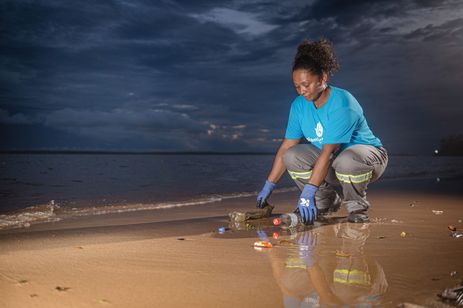 Manaus (AM), 30/05/2025 - Programa instalado em Manaus bonifica catadores para impedir que resíduos plásticos poluam rios da Amazônia. Foto: Sara Rangel/Divulgação