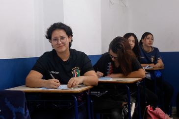 Niterói (RJ), 03/06/2025 - Lara Shupingahua, 18 anos, aluno do Centro Integrado de Educação Pública (CIEP) 449 Governador Leonel Moura Brizola – Intercultural Brasil-França.  Foto: Tânia Rêgo/Agência Brasil