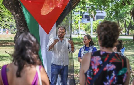Brasília (DF), 15/10/2023,  O socioambientalista Thiago Ávila, durante aula pública Pró-Palestina, na asa norte em Brasília. Foto: Antônio Cruz/Agência Brasil