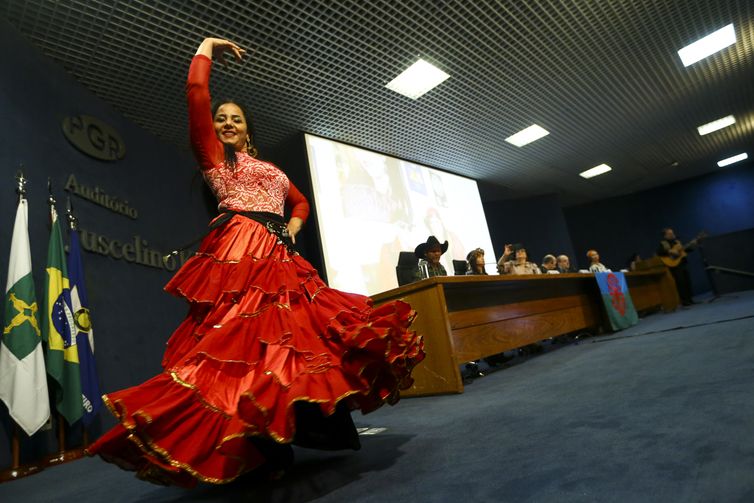 A ministra das Mulheres, Família e Direitos Humanos, Damares Alves, participa de evento em comemoração ao Dia Nacional do Cigano.
