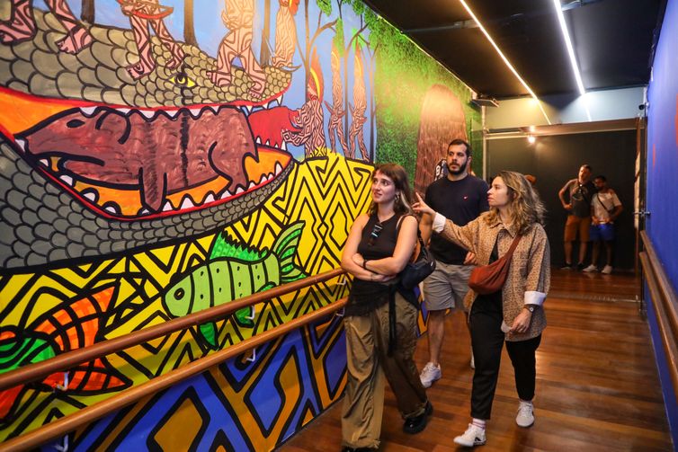 Rio de Janeiro (RJ), 06/06/2025 - Cena onírica produzida pelo Coletivo Indígena Mahku, de indígenas Huni Kuin, do Acre. Nela, um imenso jacaré serve como ponte para os indígenas atravessarem, na Mostra no Museu de Arte do Rio - MAR. Foto: Bruno Itan/Divulgação