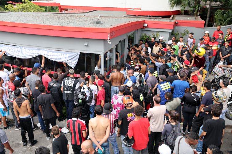São Paulo (SP), 31/03/2025 - Entregadores de aplicativos de delivery em greve fazem manifestação na frente a sede do iFood em Osasco. Foto: Paulo Pinto/Agência Brasil