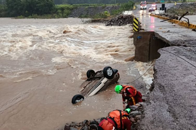 São José do Caí (RS), 18/06/2025 - Bombeiros acionados para fazer resgate durante chuvas no Rio Grande do Sul. Foto: Alexandre Pessoa/Divulgação