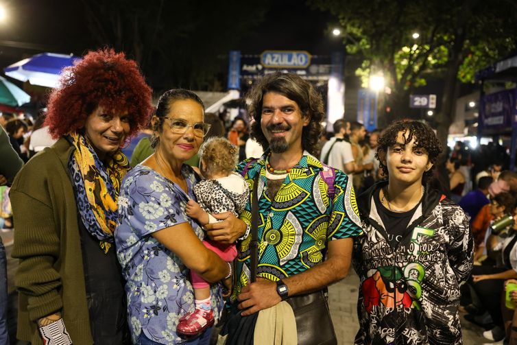 Caruaru (PE), 13/06/2025 – Os amigos Brigitte Bovary, Lidia Alves, Marcos Alves e Merciane Kiara durante apresentação da Banda de Pífanos de Caruaru no palco Azulão, no centro de Caruaru (PE). Foto: Tomaz Silva/Agência Brasil