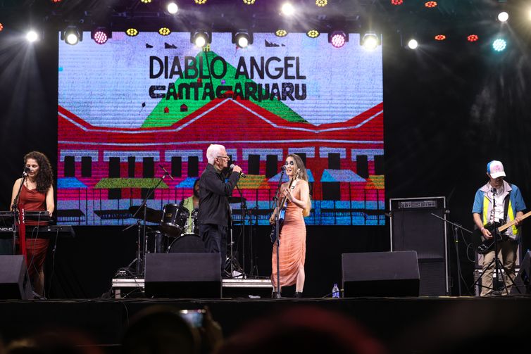 Caruaru (PE), 13/06/2025 – Apresentação da banda Diablo Angel, com participação de Onildo Almeida, no Palco Azulão, no centro de Caruaru (PE). Foto: Tomaz Silva/Agência Brasil