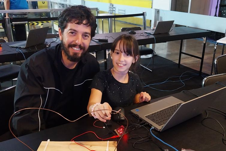 Brasília (DF), 20/06/2025 - A estudante Alice Diniz e pai Felipe Diniz de Carvalho em um workshop sobre programação de computadores, participam do Campus Party. Foto: Daniella Almeida/Agência Brasil