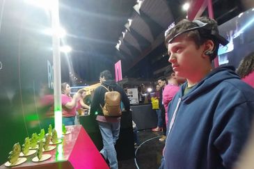 Brasília (DF), 20/06/2025 - O estudante Leonardo Dias, de 9 anos, usou neurotransmissores, durante o Campus Party. Foto: Daniella Almeida/Agência Brasil