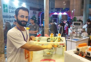 Brasília (DF), 20/06/2025 - William Oliveira, dono de impressoras 3D que imprimem alimentos tridimensionais, participa do Campus Party. Foto: Daniella Almeida/Agência Brasil