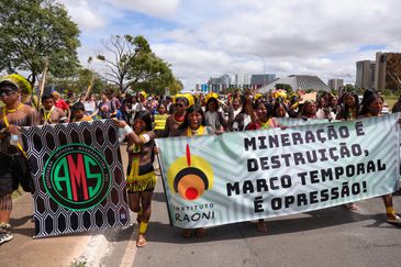 Brasília (DF) 08/04/2025 Indígenas de várias etnias participantes do Acampamento Terra Livre (ATL), fazem marcha no Eixo Monumental de Brasília   Foto: Fabio Rodrigues-Pozzebom/ Agência Brasil
